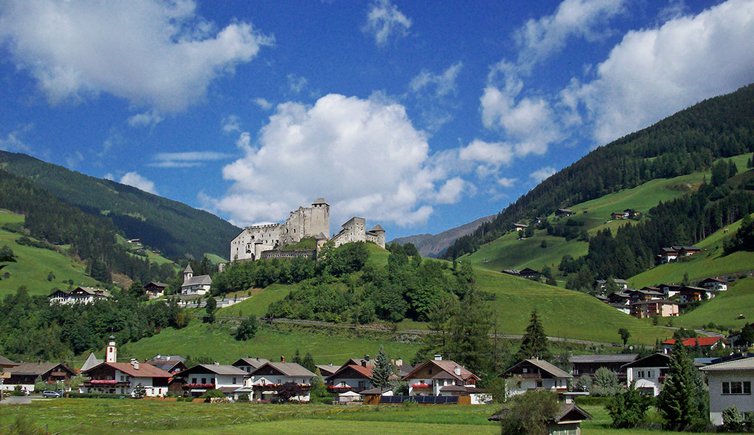 heinfels dorf mit burg