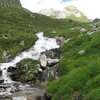 Quando la neve si scoglie in alta montagna, il ruscello si presenta scrosciante. Foto: BS, &copy; Peer