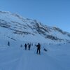 Lungo una strada forestale saliamo dal Rifugio Peder&uuml; in direzione Alpe di Fanes. Il sentiero &egrave; fiancheggiato da pareti impressionanti. Foto: BS, &copy; Peer