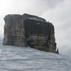 Il Bivacco della Pace si cammuffa alle falde della montagna impressionante, meta della nostra escursione invernale. Foto: BS, &copy; Peer