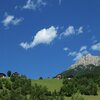 A nord del paese, salgono i prati verso il Passo della Furcia ed il Piz da Peres. Foto: AT, &copy; Peer