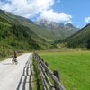 Un largo sentiero si snoda dal parcheggio escursionistico alla Malga dei Dossi. Foto: BS, &copy; Peer