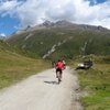 Al Passo di Gola inizia la prima lunga discesa, verso St. Jakob in Defereggen nel Tirolo Orientale. Foto: BS, &copy; Peer