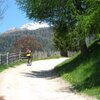 Proseguiamo per la strada sterrata che ci conduce alla Malga Pertinger. Foto: BS, &copy; Peer