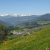 Pian piano Terento sembra allontanarsi. La stradina offre una splendida vista sul terrazzo soleggiato lungo la strada del sole della Val Pusteria. Foto: BS, &copy; Peer