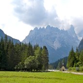 toblach kapelle bei duerresee dahinter der monte cristallo