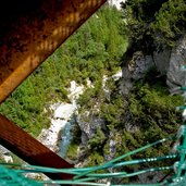 cortina bruecke ueber schlucht loch