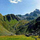 visuale dalla lahneralm con rifugio brigata tridentina sullo sfondo