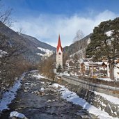 Sand in Taufers Ortsteil Sankt Moritzen Winter chiesa campo tures inverno