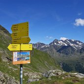 wegweiser im hintergrund schobergruppe um petzeck