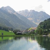 Muehlwald Meggima See und Dorf im Hintergrund lago meggima e selva dei molini