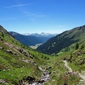 weg zum gsieser toerl und blick auf gsiesertal