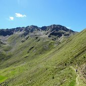 alm weg gsies oberhalb der weissbach alm sentiero malga casies