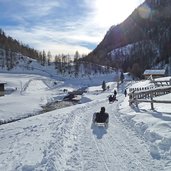 vals rodeln bei fane alm winter schnee