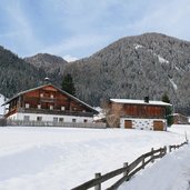 hoefe bei weissenbach im ahrntal winter