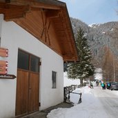 wegweiser rodelbahn weissenbach ahrntal winter