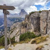 monte piana wegschild sentiero storico mit blick auf drei zinnen