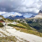 monte piana mit Rifugio Bosi und Kapelle der Helden mit Blick auf Drei Zinnen