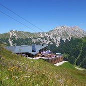 conny alm golzentipp bergstation dahinter eggenkofel