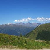 laba speichersee und ausblick von lienzer dolomiten eggenkofel bis karnischer kamm