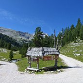 abzweigung wege und fanes huette und lavarella huette