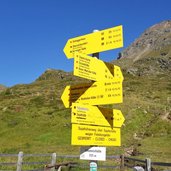 wegweiser alpin und wanderwege grossvenediger bei johannishuette sajathoehenweg