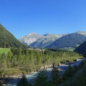 kalserbach schotterfluren dahinter ortsteil lana mit lourdeskapelle