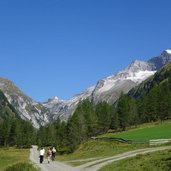 dorfertal mit dorferbach nahe bergeralm wanderer dahinter grossglockner gletscher