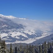 nebel ueber pustertal bei tassenbach tessenberg und strassen winter