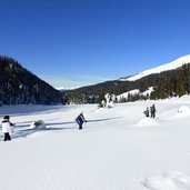 winterwanderer unterhalb der nemesalm sexten