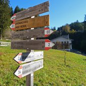 wegweiser wanderwege bei kiens