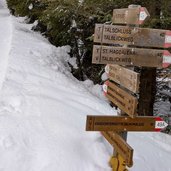 rodelpiste winterwanderweg zur kradorfer alm abzweigung wegweiser