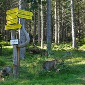 gschwendter kreuz am gueterweg leckfeldalm radroute smt