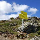 strasse bei leckfeldsattel und wegweiser fr