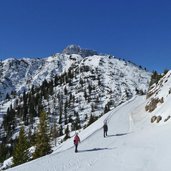 weg winter wanderer und hohe gaisl