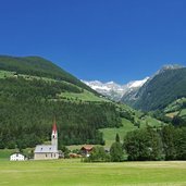 st martin ahrntal dahinter floitenspitzen san martino valle aurina