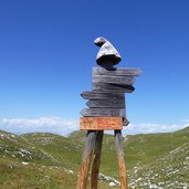 wegweiser lapadures lapedur joch wiesen