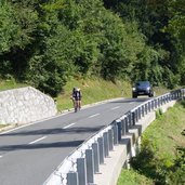 radfahrer auf gailtal bundesstrasse bei kosta