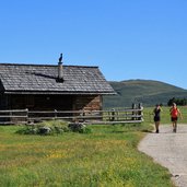 Peitlerkofel Villnoess Die Alpenstrasseschleichtsichdurchvieleidyllische Wiesen