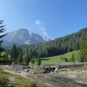 wiesen bei seres dahinter gardenaccia