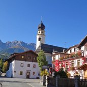 innichen mit turm st michaelskirche herbst