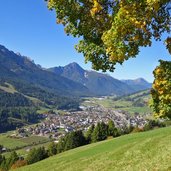 blick auf innichen pustertal herbst