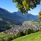 blick auf innichen pustertal herbst