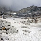 steinlandschaft unter dem schwarzenstein suedseite schneereste