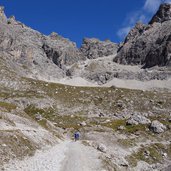 mtb radfahrer am weg von der karlsbader huette