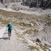 mtb radfahrer am weg von der karlsbader huette