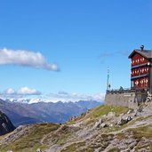 karlsbader huette und blick richtung grossglockner