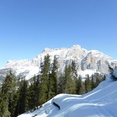 RS weg nr winter und blick auf lavarella conturines