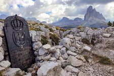 monte piana denkmal mit aussicht auf drei zinnen