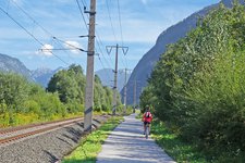 drautal radweg und bahnlinie bei nikolsdorf